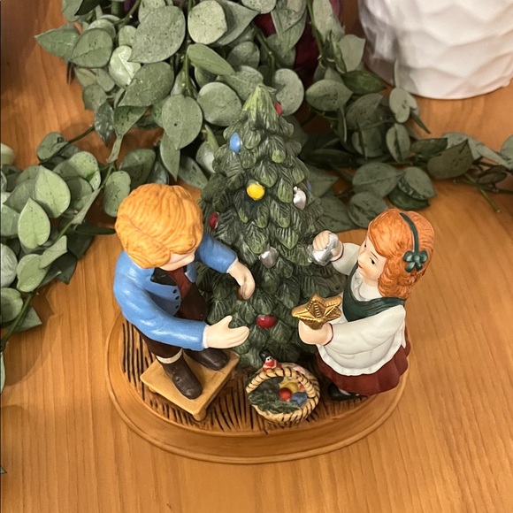 Avon Christmas Memories “Keeping the Christmas Tradition” 1982 - Picture 5 of 12